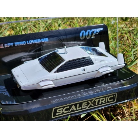 Scalextric C4359 James Bond Lotus Esprit S1 - The Spy Who Loved Me 'Wet  Nellie'